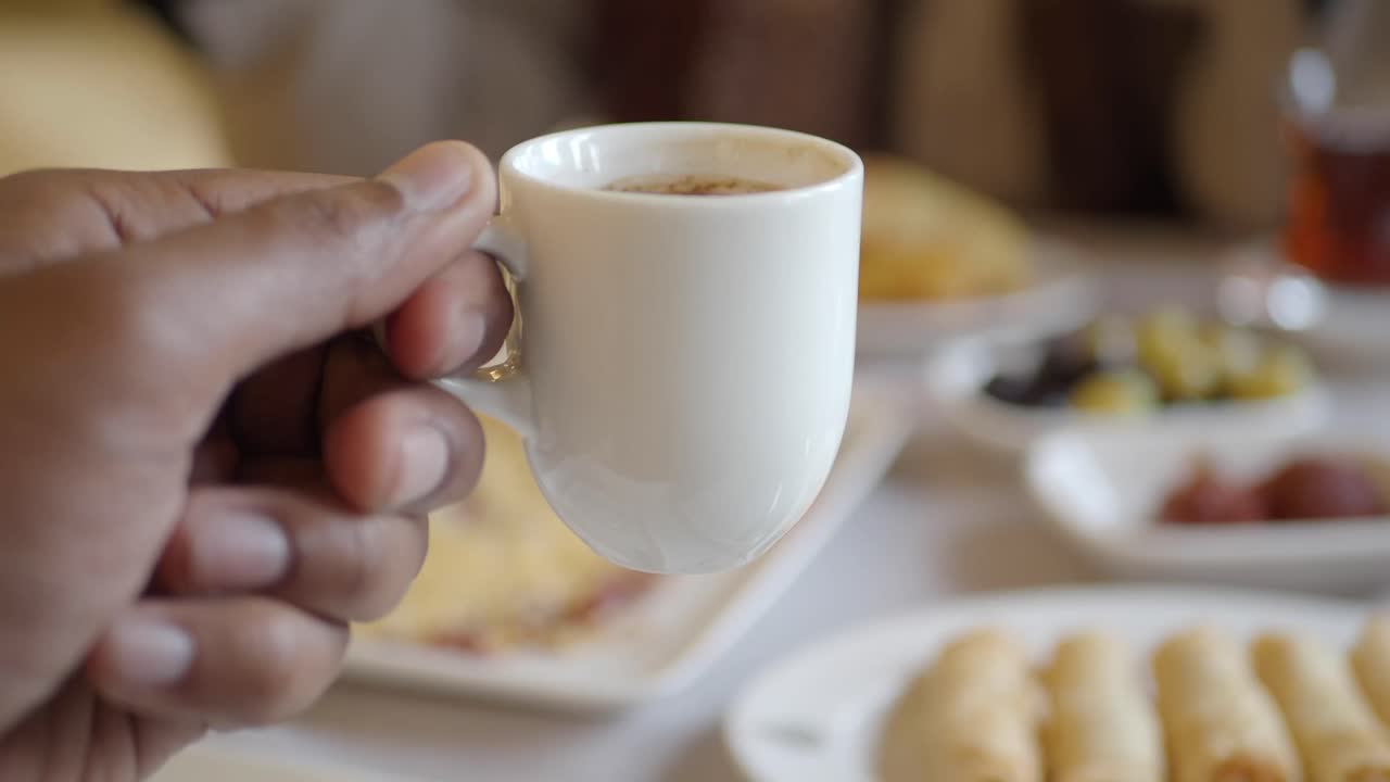 una mano sosteniendo una taza de café