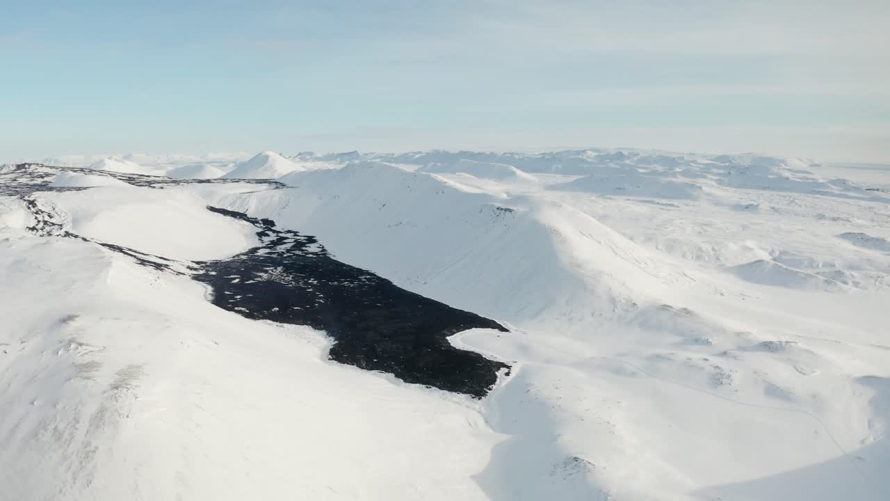 Volcán tranquilo en Islandia en invierno-1