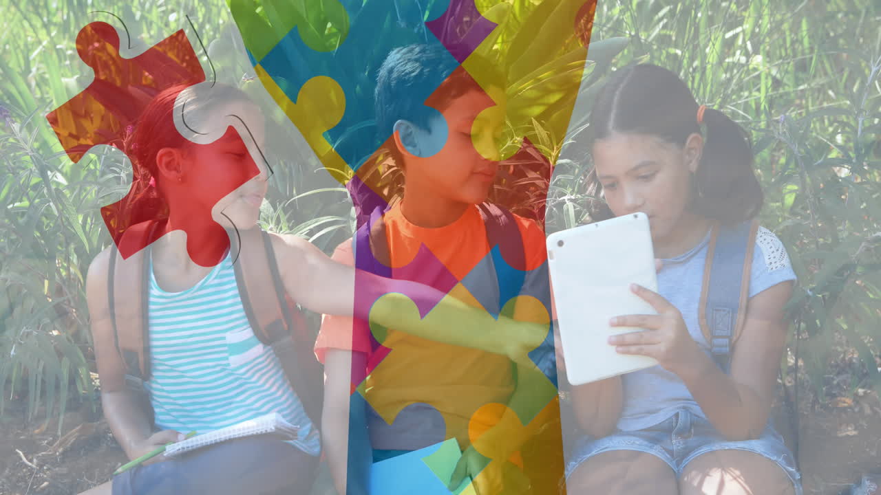 animación de piezas de rompecabezas coloridas entregadas por los escolares utilizando tabletas