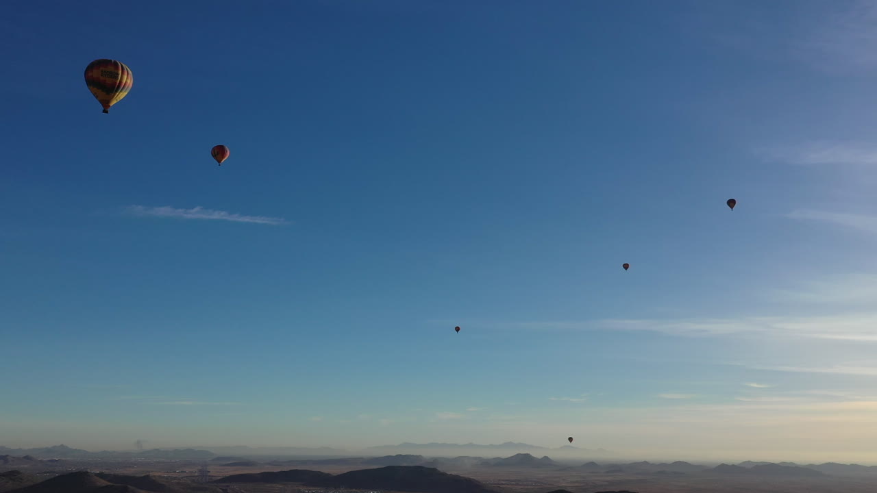 근처 드론에서 본 하늘 높이 날아가는 열기구