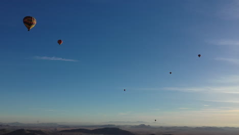 Globos-Aerostáticos-Volando-Alto-En-El-Cielo-Vistos-Desde-Un-Dron-Cercano