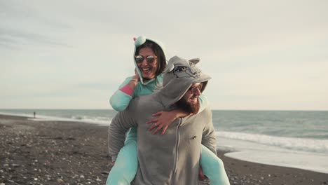 una pareja divirtiéndose en la playa.