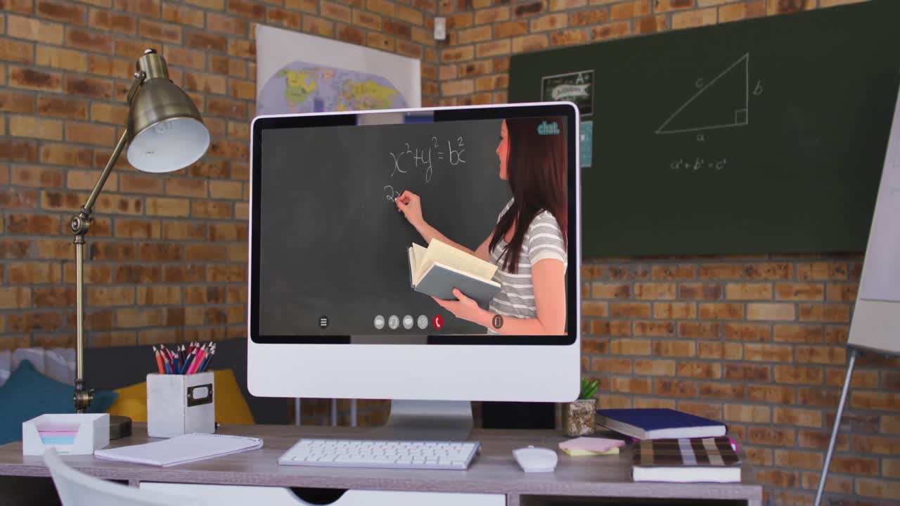 maestra caucásica mostrada en la pantalla de la computadora durante una videollamada