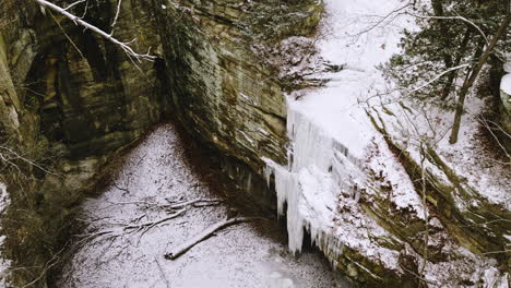 Video-De-Drones-Del-área-Del-Parque-Estatal-Starved-Rock-En-Invierno