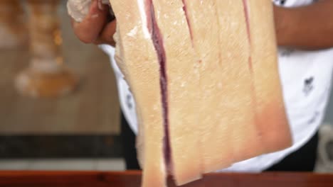 cortar carne de panceta de cerdo recién hervida para su posterior procesamiento