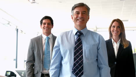 equipo de negocios discutiendo el trabajo juntos