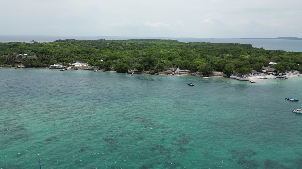 drone surrealista filmado sobre la pintoresca isla privada isla mulata en cartagena colombia