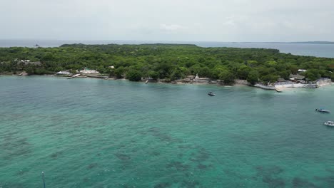 drone surrealista filmado sobre la pintoresca isla privada isla mulata en cartagena colombia