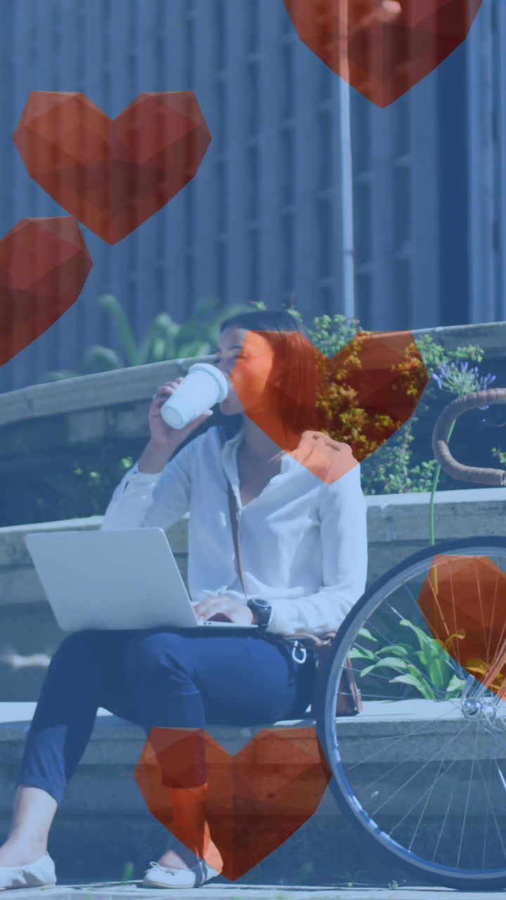animación de los iconos del amor del corazón sobre una mujer que usa una computadora portátil en la ciudad