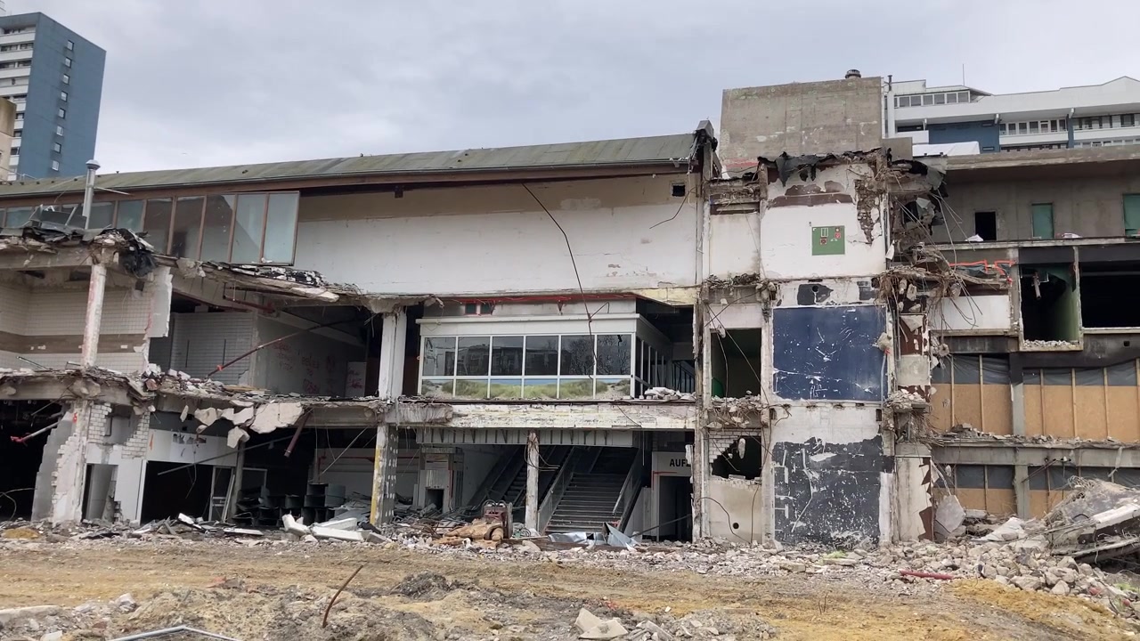 Un edificio in demolizione ridotto in rovine, che sembra una zona di guerra dopo un attacco