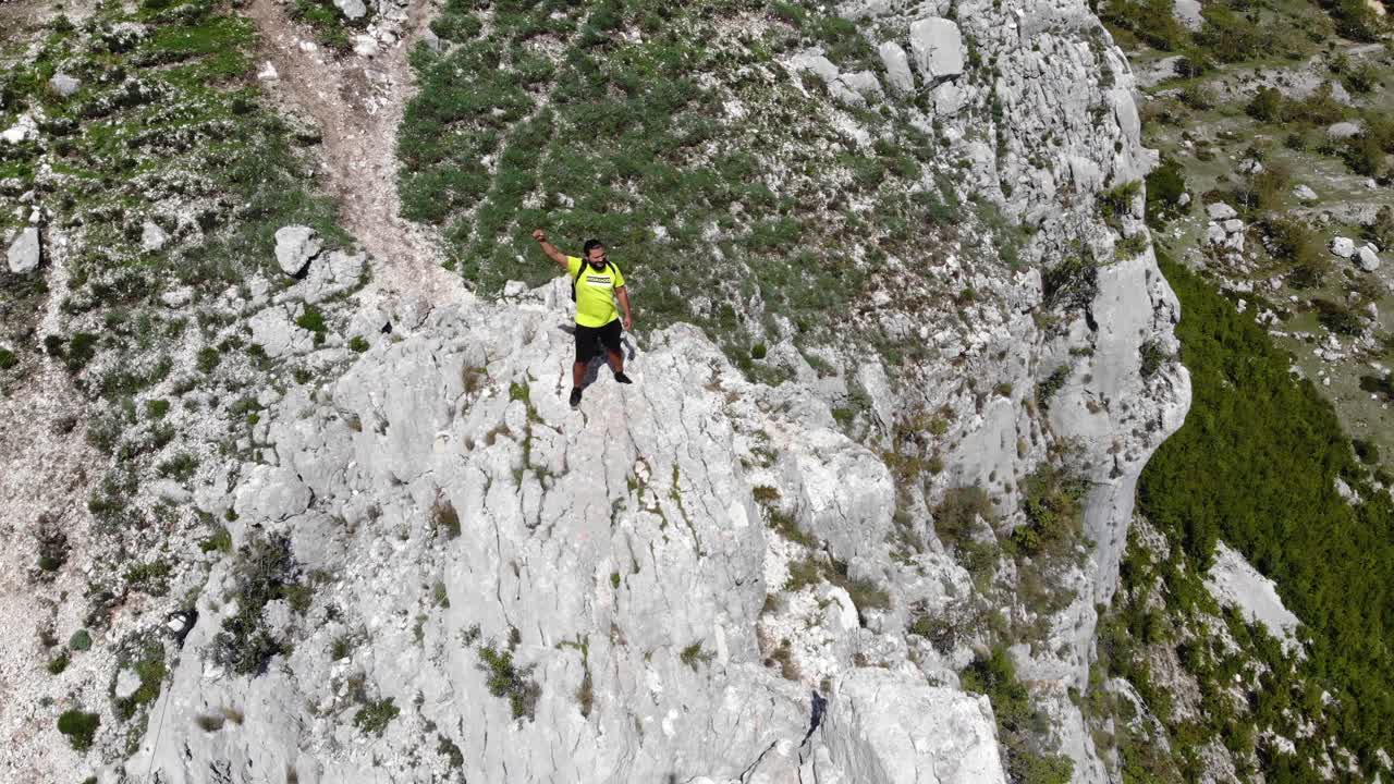drone gira alrededor de jóvenes mochileros escaladores en la cima de la colina de las montañas en el lago bovilla monte dajti