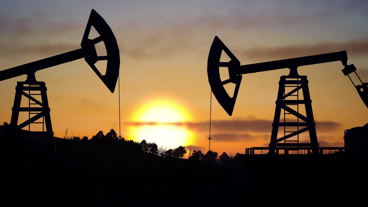bomba de petróleo, equipos de la industria petrolera, perforaciones de perforación silueta del campo petrolífero al atardecer con un cielo dramático