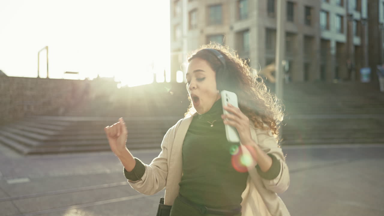 mujer, bailando y escuchando música en la ciudad