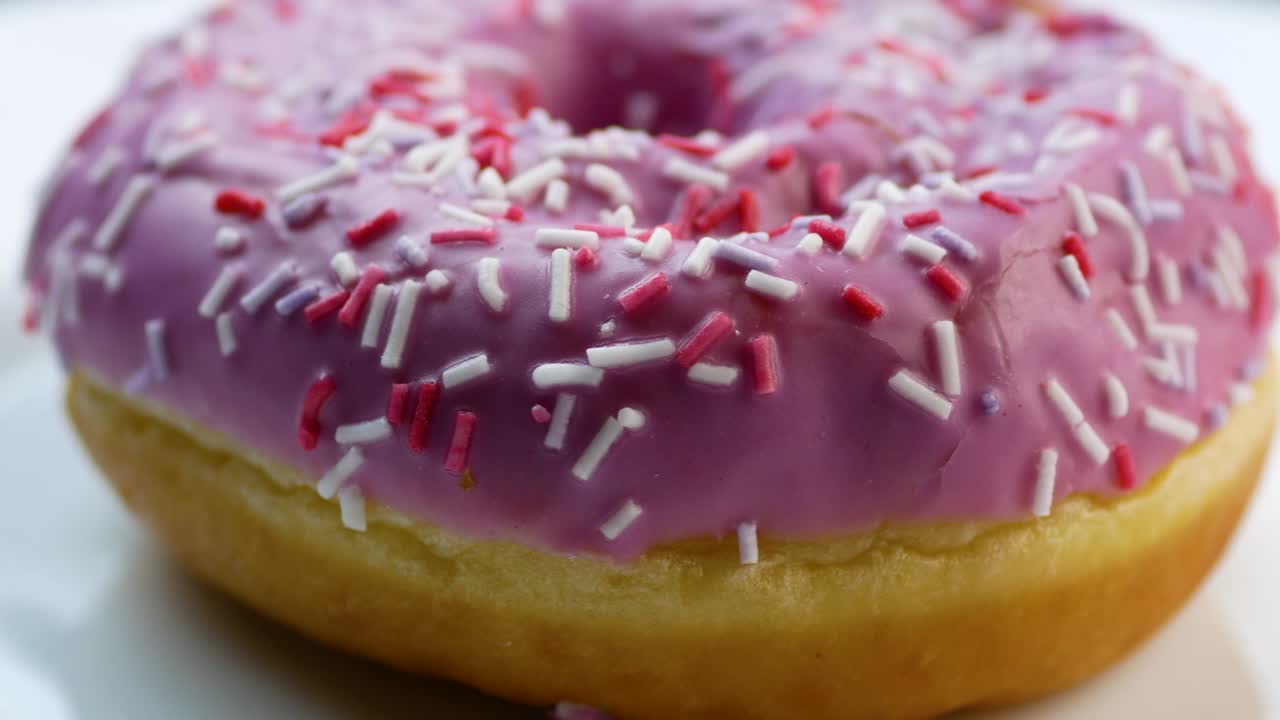 cerca de la sabrosa rotación de rosquillas frescas. postre dulce para niños. desayuno tradicional para niños. comida rápida rosquillas esmaltadas. productos de panadería. alimentos calóricos. enfoque selectivo,