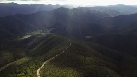 Dramática-Toma-Aérea-Volando-Hacia-Las-Montañas-Del-País-Alto-Victoriano,-Australia