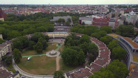 Maravillosa-Vista-Aérea-Superior-Vuelo-Ghetto-Edificio-Mehringplatz-Lugar-Ciudad-Berlín-Steglitz,-Alemania-Verano-Día-2023