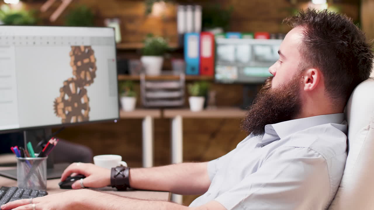 hombre trabajando en computadora en una oficina moderna
