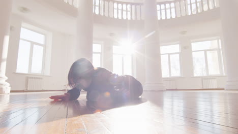 bailarín japonés masculino contemporáneo entrenando movimientos de baile en el piso del estudio 1