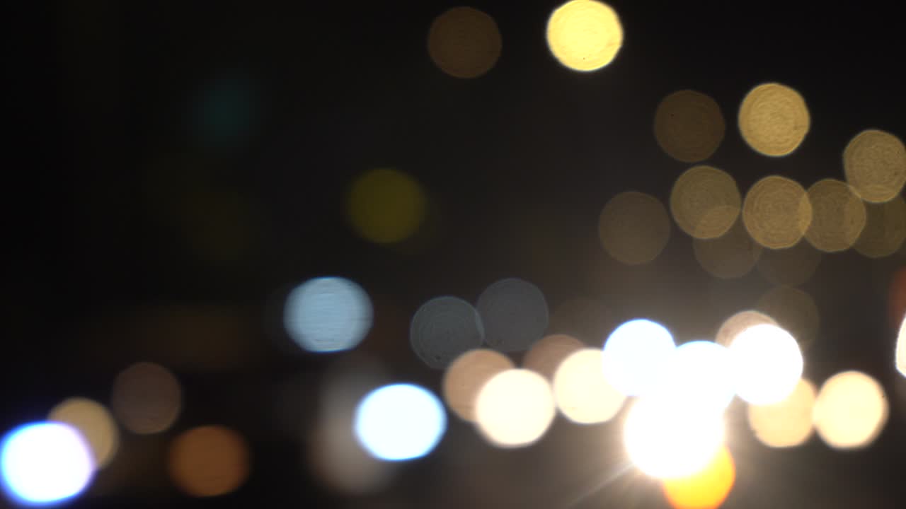 coches moviéndose a través del tráfico efectos bokeh fondo india maharashtra