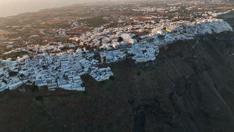 Vista-Aérea-Temprano-En-La-Mañana-Sobre-La-Ciudad-De-Thira-En-Santorini,-Grecia