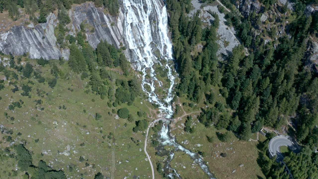 el avión no tripulado se acerca hacia la impresionante cascada del toce que cae por un acantilado escarpado.