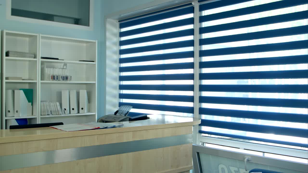 Recepción de hospital moderna y vacía.