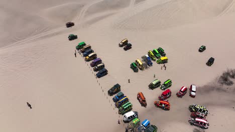 Dune-buggies-in-Huacachina,-Peru-desert