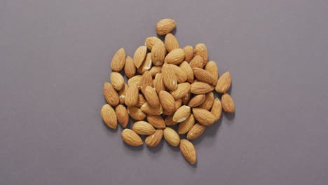 video de almendras sobre un fondo gris