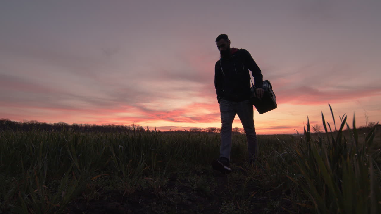 Uomo, valigetta, tramonto, alba, cielo blu e rosso, agricoltura, orizzonte, erba bagnata