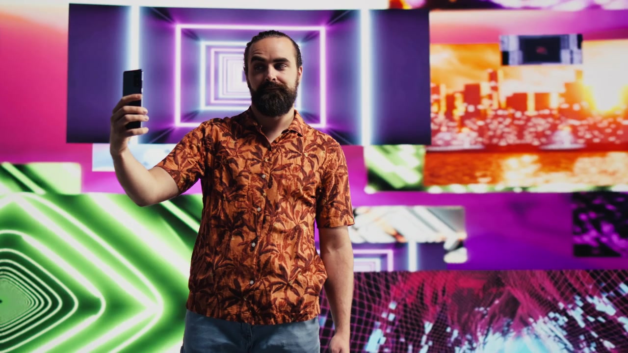 Mannlig utøver filmer seg selv med en telefon under cyberpunk-lys.