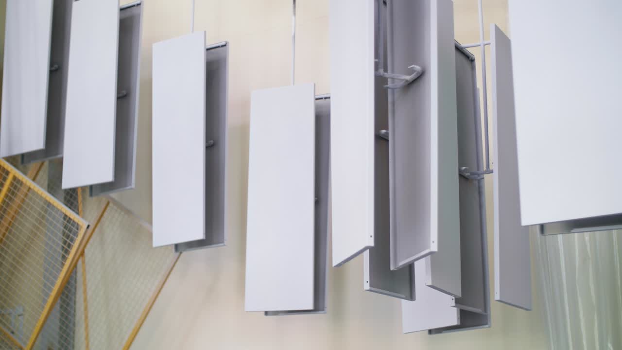 가전제품 공장에서 자동 컨베이어 라인에서 움직이는 금속 패널