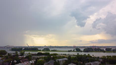 día tormentoso sobre el río de la ciudad