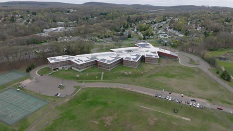 imágenes de drones de la escuela secundaria ubicada en hamden, connecticut