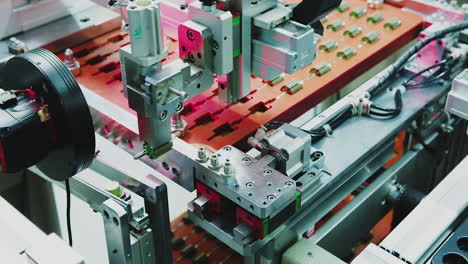 robot de configuración industrial para fábrica de electrónica, máquinas robóticas avanzadas que fabrican piezas en una línea de ensamblaje automatizada