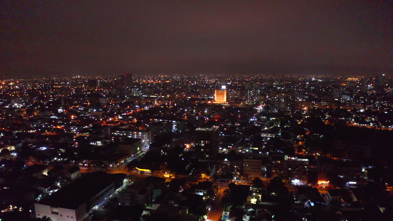 la ciudad portuaria de luanda, capital de angola, en el sur de áfrica, por la noche.