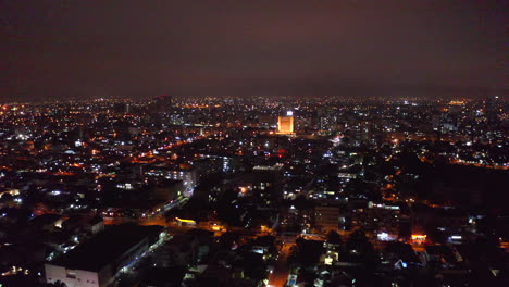 la ciudad portuaria de luanda, capital de angola, en el sur de áfrica, por la noche.