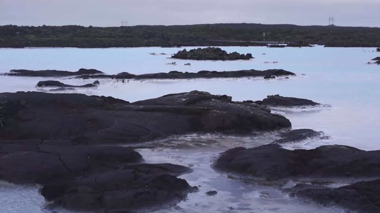 해가 지는 바위와 함께 바다 만의 풍경