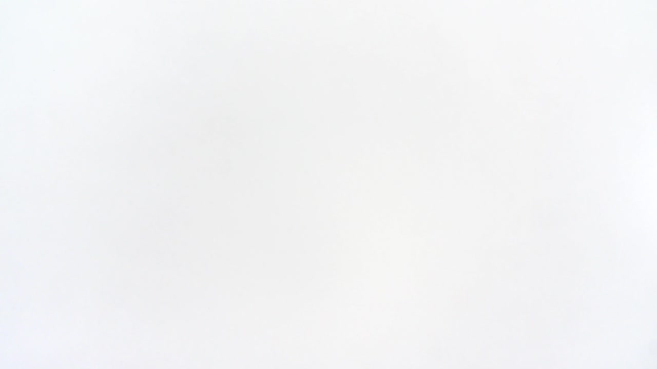 contenedor de reciclaje con botellas de plástico trituradas