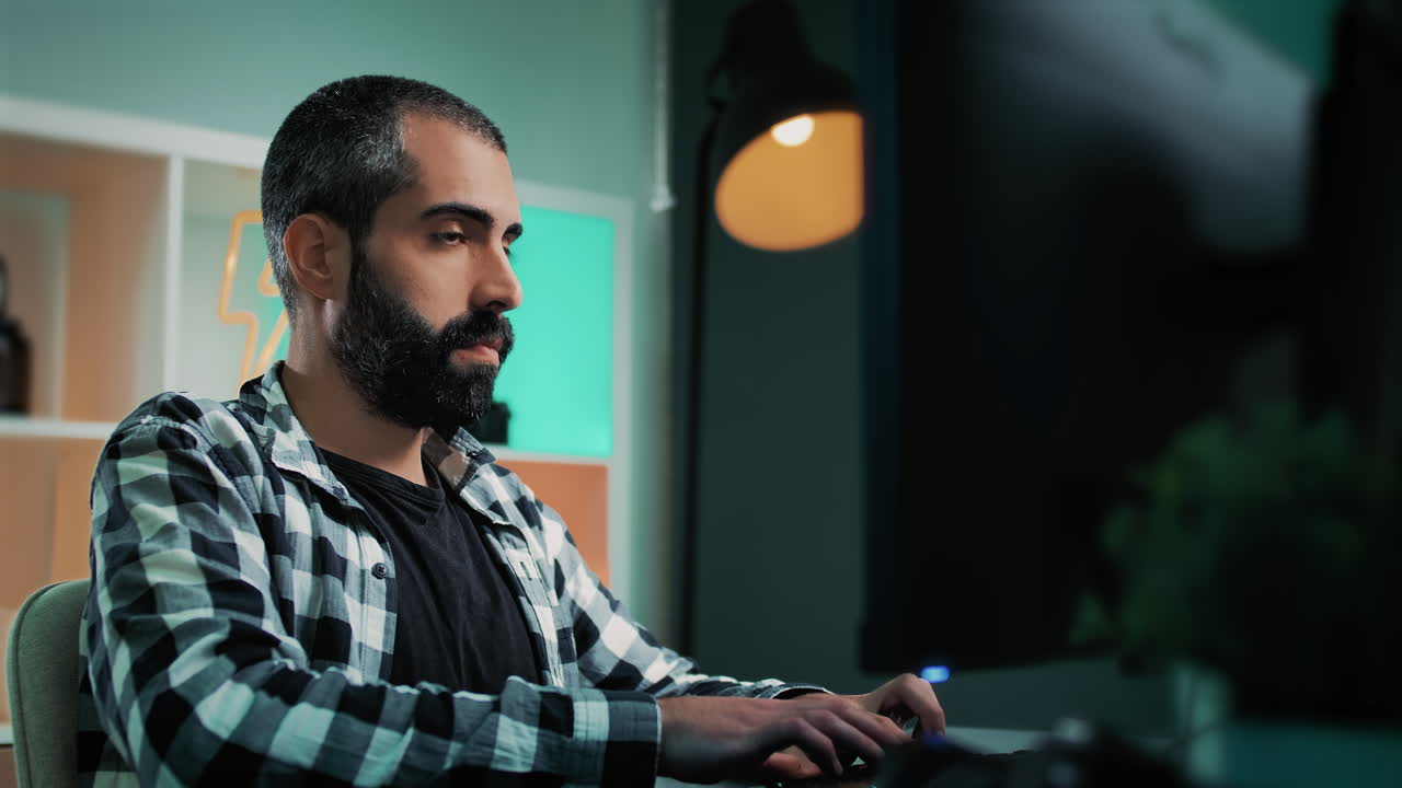 milenario de la generación z atractiva que trabaja desde una oficina doméstica moderna y chatea con amigos en las redes sociales