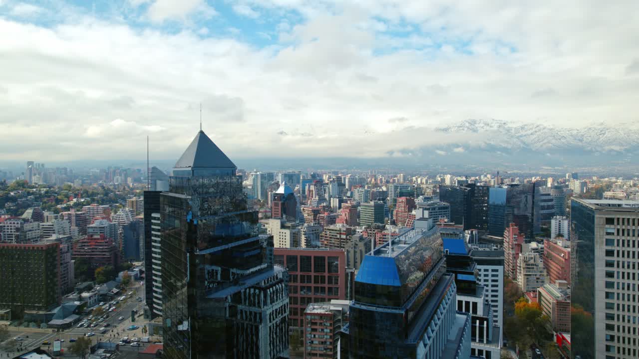 disparo aéreo ascendente sobre el distrito financiero de santiago con rascacielos y paisaje urbano, chile