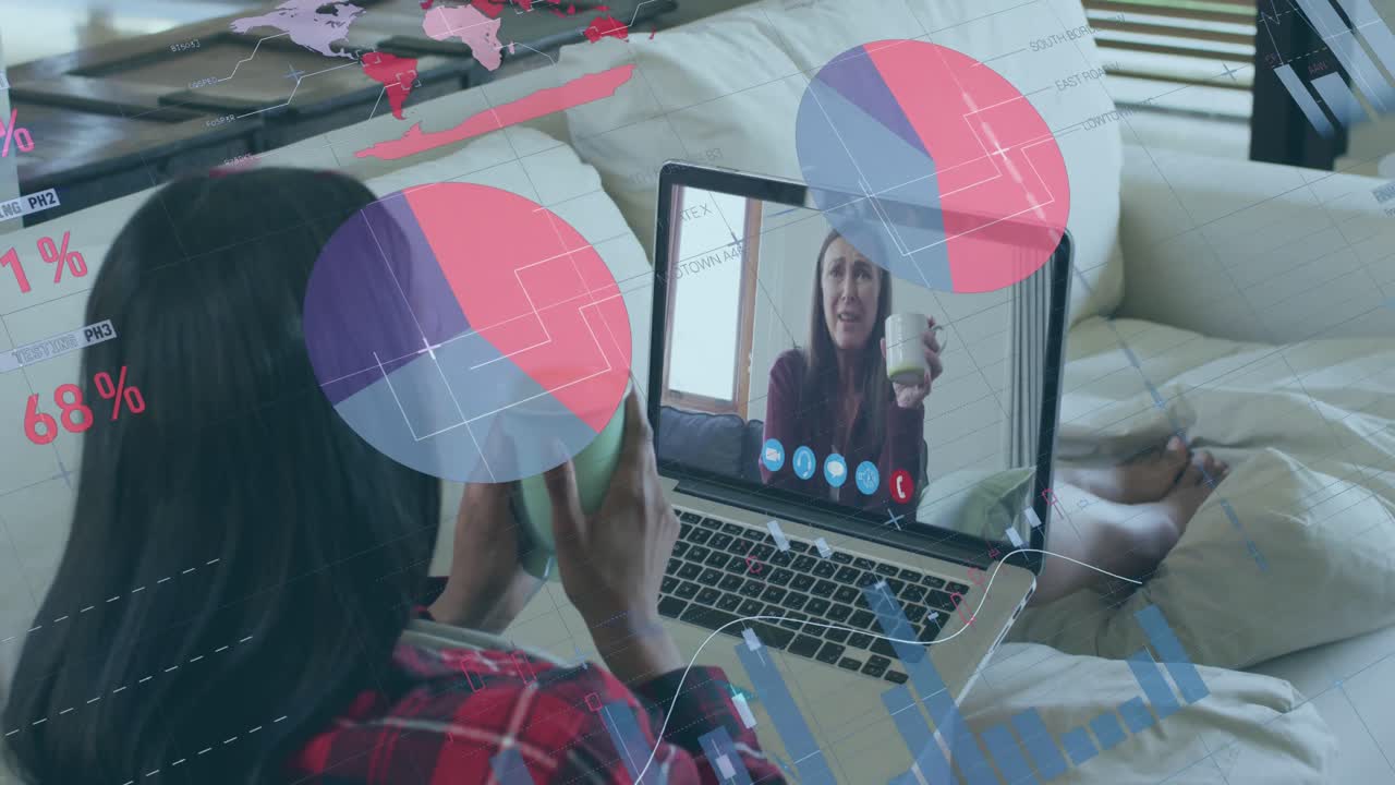 animación de grabación de estadísticas sobre una mujer usando una computadora portátil en una videollamada
