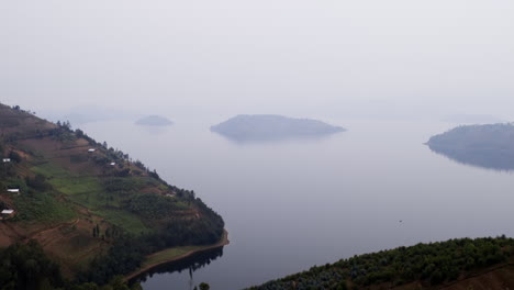hermoso lago en el centro de ruanda