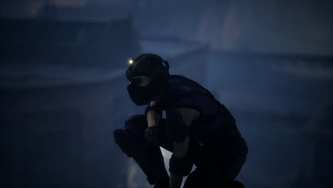 mujer al estilo de cyberpunk en el techo