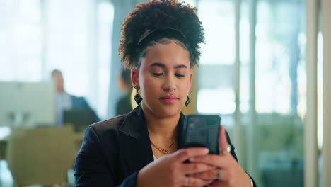 mujer de negocios usando su teléfono inteligente en la oficina