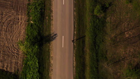 seguimiento de la toma de drones de una mujer corriendo vista de arriba hacia abajo