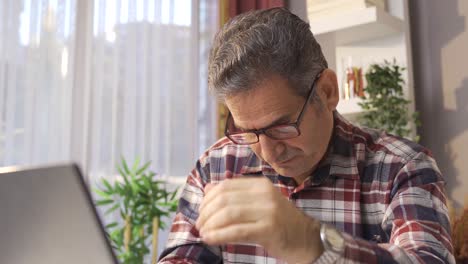 El-Hombre-Que-Trabaja-Desde-Casa-Está-Somnoliento-Y-Cansado.-Trastorno-Del-Sueño.