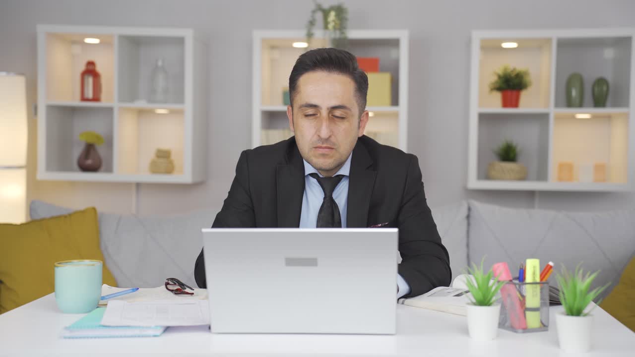 홈 오피스 노동자 남자가 카메라에 지루해 보입니다.