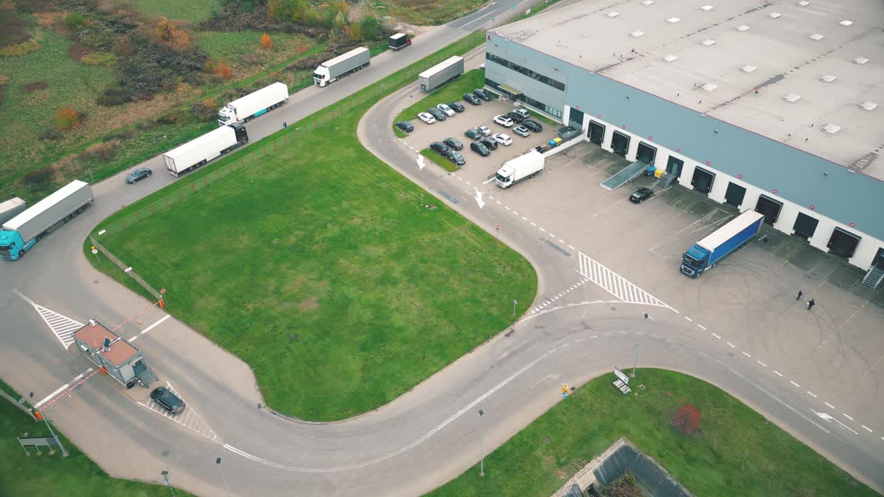 물류 센터 건물, 고속도로 근처 창고, 높은 곳에서 보기, 창고 근처 주차장에 많은 트럭