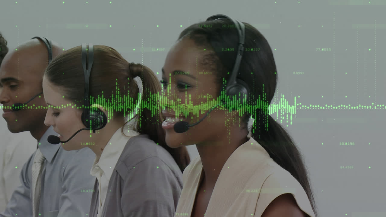animación de estadísticas y procesamiento de datos sobre personas de negocios que usan auriculares telefónicos