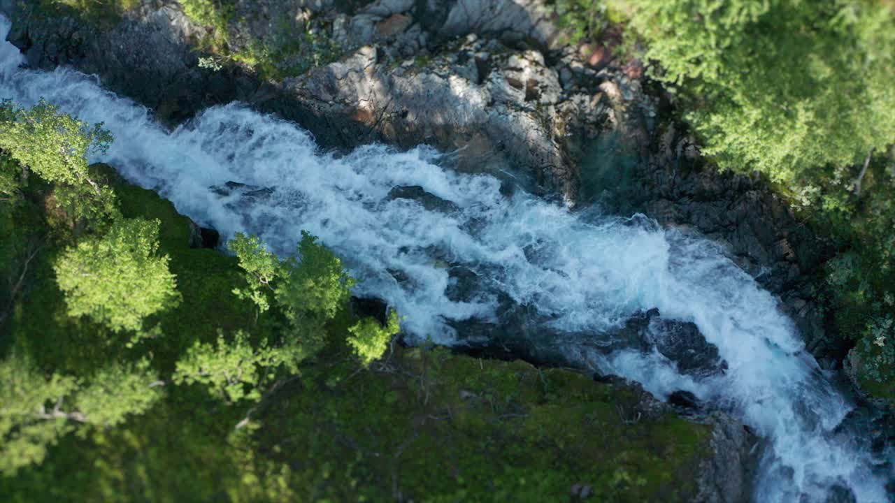 Una corrente furiosa del fiume Stikkelvikelva catturata dall'alto